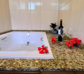 Apê Cabana com banheira hidro casal, ar condicionado